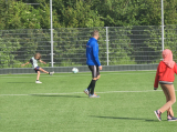 Laatste training S.K.N.W.K. JO10-1 (partijtje tegen de ouders) van woensdag 22 mei 2024 (52/133)